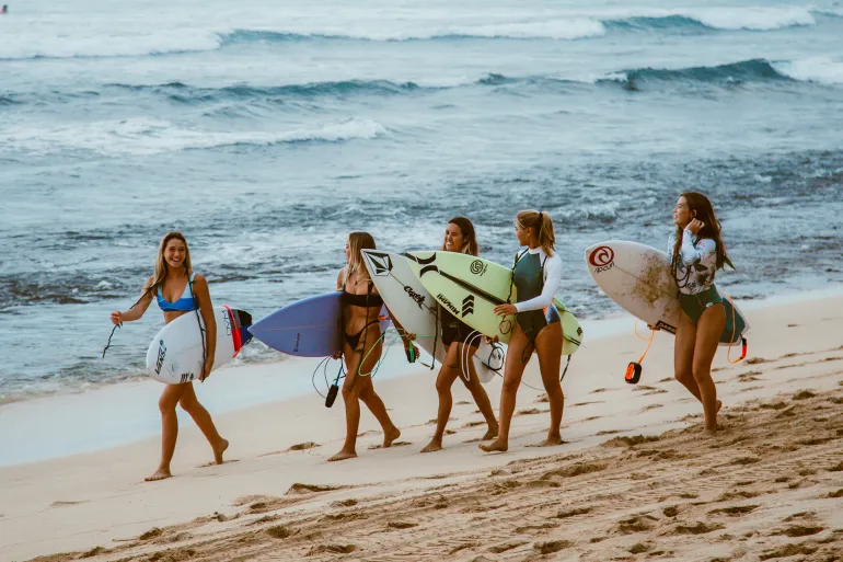 Γυναίκες στο σερφ